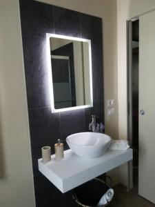 A bathroom at Appartamento il castellare Még 9 kép