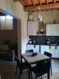 A kitchen or kitchenette at Appartamento il castellare