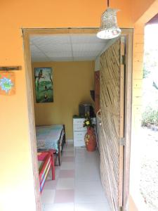 um corredor de uma casa com uma mesa e uma cama em Hostal Familiar El Ángel Panamá B&B em Pajonal Arriba