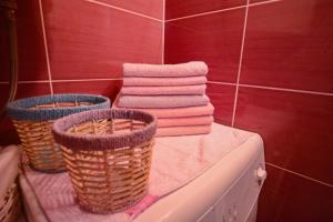 łazienka z ręcznikami i koszami na tylnej stronie toalety w obiekcie Apartments Martinović w mieście Zaton +117 zdjęć