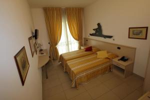 a bedroom with a bed and a window at Hotel Fioroni in Bellagio