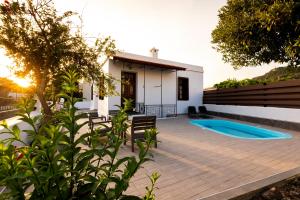 un cortile con piscina e una casa di MA-GIA a Pastida