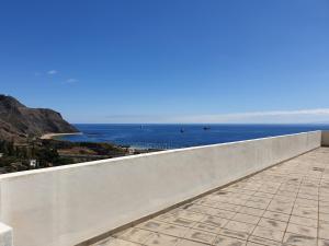 a white wall with a view of the ocean at Las Teresitas Apartment in San Andrés