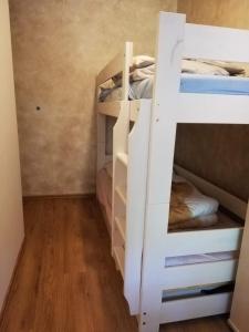 Schlafzimmer mit Etagenbetten und Holzboden in der Unterkunft OLEK in Turawa