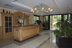 a large lobby with a reception counter and a chandelier at Hotel Fioroni in Bellagio