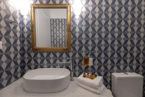 A bathroom at ATHENIAN YARD SUITES Még 37 kép