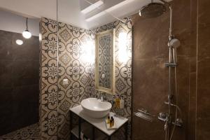 A bathroom at ATHENIAN YARD SUITES
