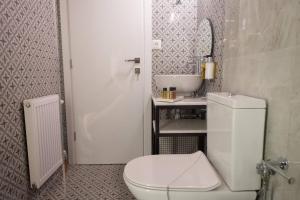 A bathroom at ATHENIAN YARD SUITES