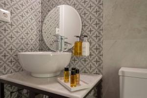 A bathroom at ATHENIAN YARD SUITES