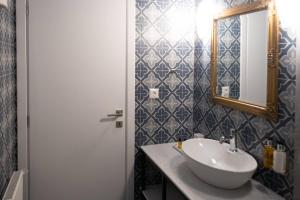 A bathroom at ATHENIAN YARD SUITES