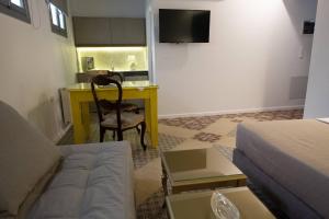 A television and/or entertainment centre at ATHENIAN YARD SUITES