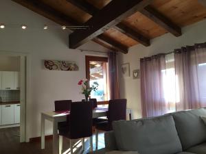 TricesimoにあるTricesimo Apartmentのリビングルーム(テーブル、ソファ付)