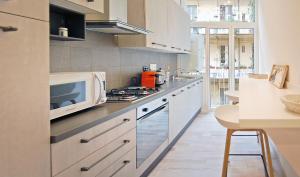 Η κουζίνα ή μικρή κουζίνα στο Pompeo Magno White Luxury Apartment