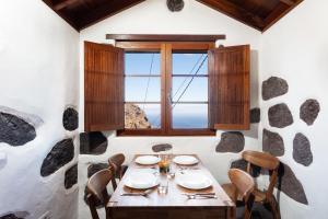 comedor con mesa y ventana en Home2Book Nature Carrizales and Masca House & Wifi, en Buenavista del Norte
