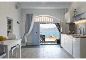 A kitchen or kitchenette at Vasealis & Seafis Sirma Klima