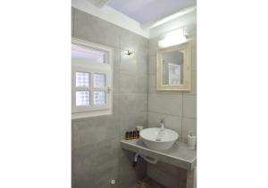a bathroom with a sink and a mirror at Vasealis Sirma Klima in Klima +14 photos