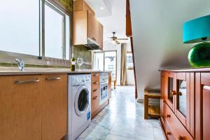 a kitchen with a washing machine and a sink at Apartamento Ocean Vista in El Cotillo