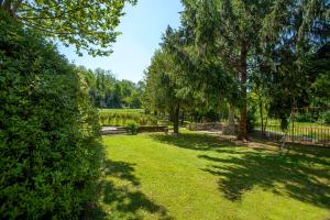 A garden outside Villa Moiacchina Luxury Home