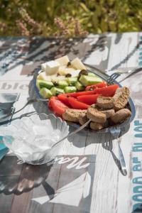 un plato de verduras sobre una mesa en Paroscarmel studio-apartment, en Logaras