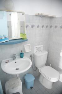 Ein Badezimmer in der Unterkunft Paroscarmel studio-apartment