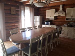 Η κουζίνα ή μικρή κουζίνα στο Котедж RIVER HILL