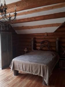 Ένα ή περισσότερα κρεβάτια σε δωμάτιο στο Котедж RIVER HILL +27 φωτογραφίες