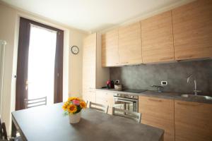 A kitchen or kitchenette at Villa Moiacchina Luxury Home