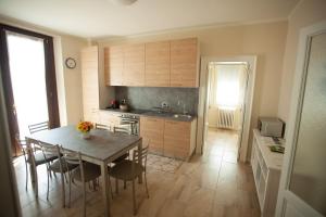 A kitchen or kitchenette at Villa Moiacchina Luxury Home