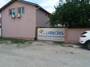 een auto geparkeerd voor een huis bij Casa LariCris in Corbu