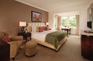 The Beverly Hills Hotel - Dorchester Collection客房内的一张或多张床位