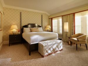 The Beverly Hills Hotel - Dorchester Collection客房内的一张或多张床位
