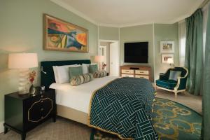 The Beverly Hills Hotel - Dorchester Collection客房内的一张或多张床位