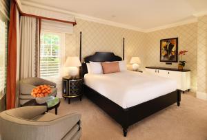 The Beverly Hills Hotel - Dorchester Collection客房内的一张或多张床位