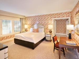 The Beverly Hills Hotel - Dorchester Collection客房内的一张或多张床位