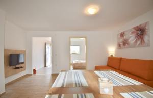 Imagen de la galería de New apartment with lovely terrace and swing, en Loborika