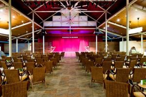 una grande stanza con sedie e una tenda rosa di Barceló Bávaro Beach - Adults Only All Inclusive a Punta Cana Altre 37 foto