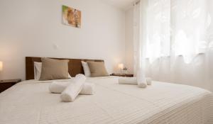 Postel nebo postele na pokoji v ubytování Spacious apartment with the garden, near the sandy beach