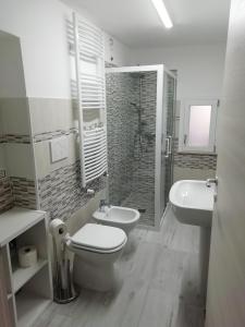 biała łazienka z toaletą i umywalką w obiekcie Casa Mia w Weronie +30 zdjęć