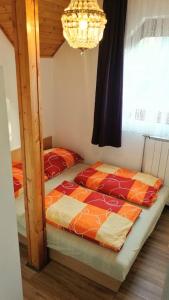 een slaapkamer met 2 stapelbedden en een kroonluchter bij Balatonföldvár Centrum Apartmanok in Balatonföldvár