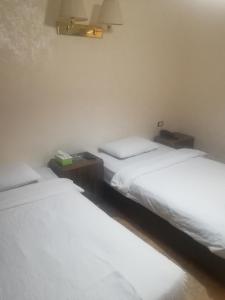 Llit o llits en una habitació de Al-Houriat Hotel