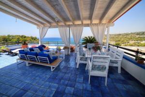 un patio con vista al mar en Casa Baia Azzurra, en Patù