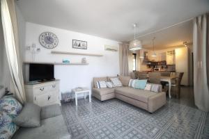una sala de estar con un sofá y una mesa en Casa Baia Azzurra, en Patù