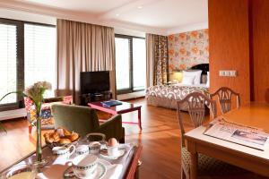 - un salon avec une chambre dans l'établissement Hotel Parc Belair, à Luxembourg