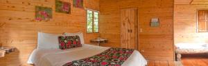 Un pat sau paturi într-o cameră la Montevivo Reserva Natural