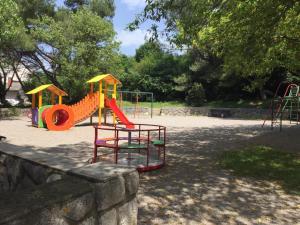 un parco giochi con uno scivolo e un'altalena di Apartman Andi a Fiume (Rijeka)