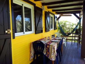 Un restaurante o sitio para comer en Gites Chez Marie Christine