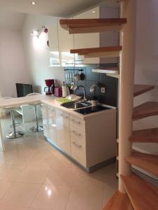 Kuchyňa alebo kuchynka v ubytovaní Villa Jani Top Floor Suite