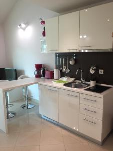 Kuchyňa alebo kuchynka v ubytovaní Villa Jani Top Floor Suite