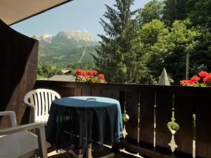 einen Tisch und Stühle auf einem Balkon mit Aussicht in der Unterkunft Hotel Königsseer Hof in Schönau am Königssee