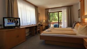 TV a/nebo společenská místnost v ubytování Hotel Königsseer Hof